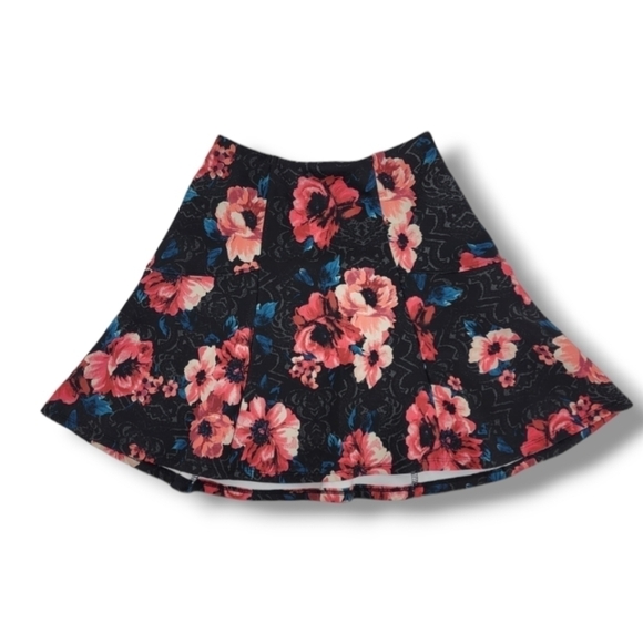 HOLLISTER Mini Skirt with multi colored floral Patterns 🌸 - Picture 3 of 10